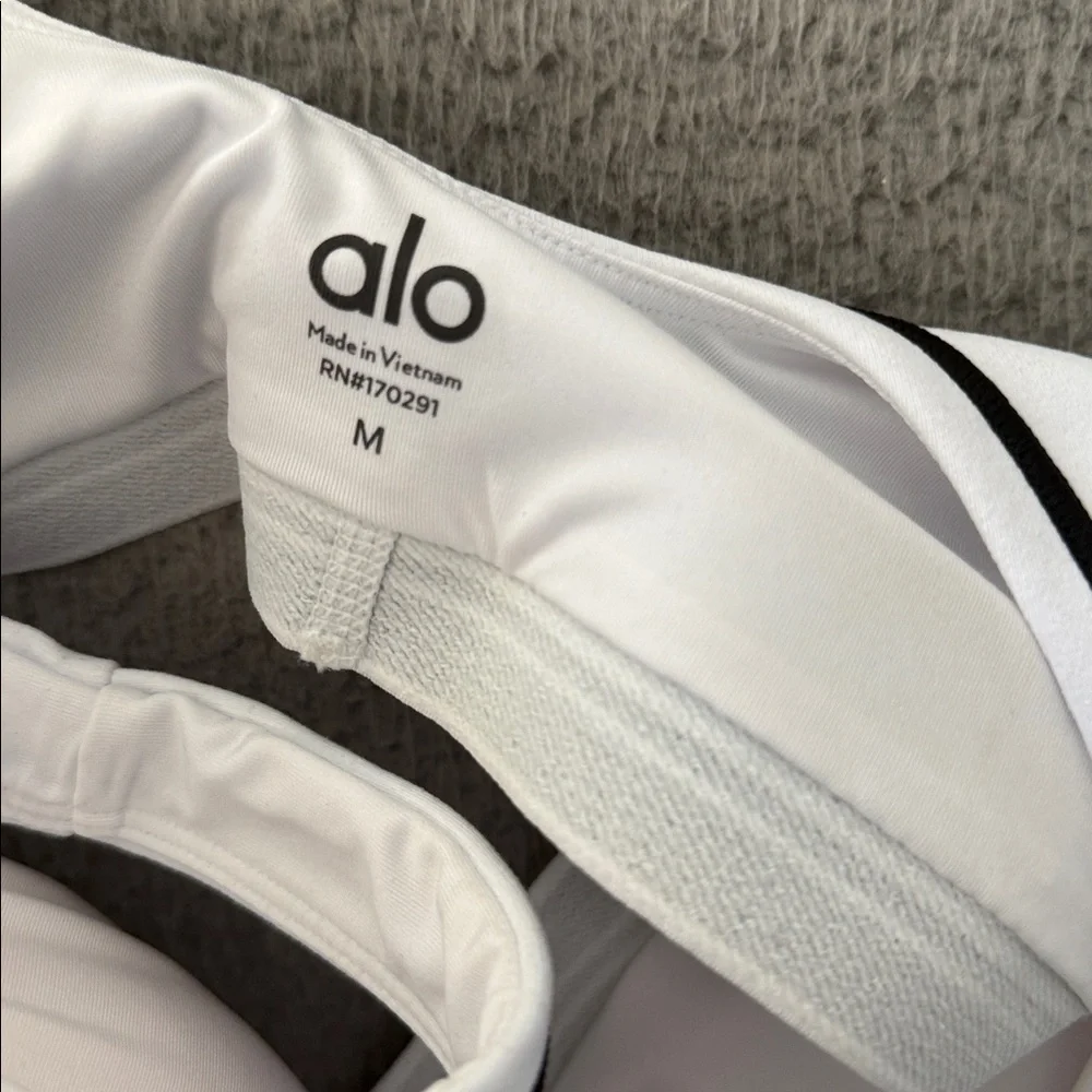 ALO Yoga Airbrush Heart Throb Bra White and Black Trim Sports Bra Size M - Picture 5 of 5